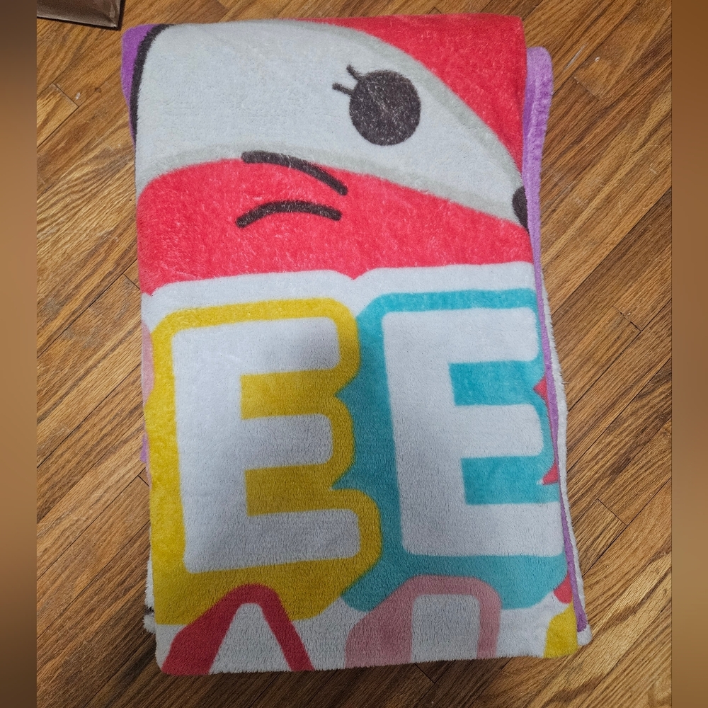 Squishmallows Throw Blanket Feelin' Mallow With Cam Cat, Fifi Fox & Winston Owl - Picture 2 of 6